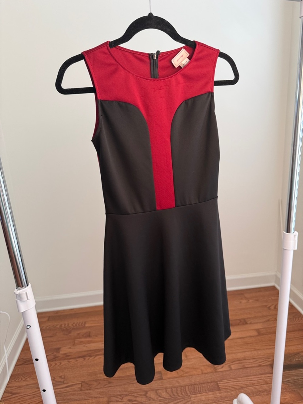 Chic Sleeveless Black and Red Midi Dress